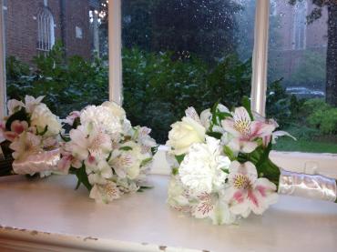 3- Bridesmaids bouquets