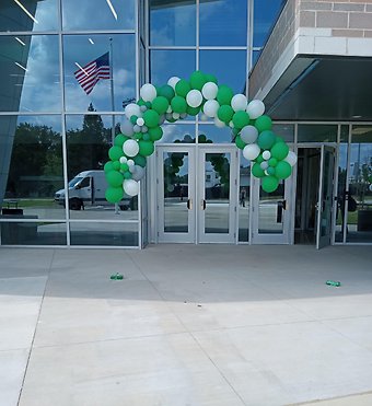 Kiser Middle School Garland Style Arch